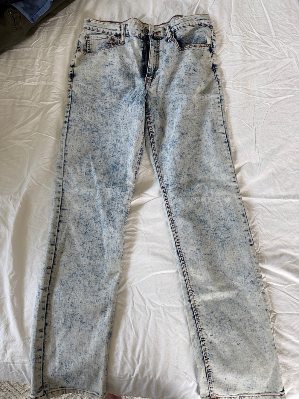 Men's Straight Cut Jeans in Light Acid Wash Blue